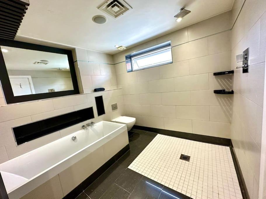 Stunning Panoramic Sea View Beach Location - Sleeps Up To 4 People - Free Parking - The Best Beach! - Great Location - Fast Wifi - Smart Tv - Newly Decorated - Sleeps Up To 4! Close To Bournemouth & Poole Town Centre & Sandbanks Экстерьер фото
