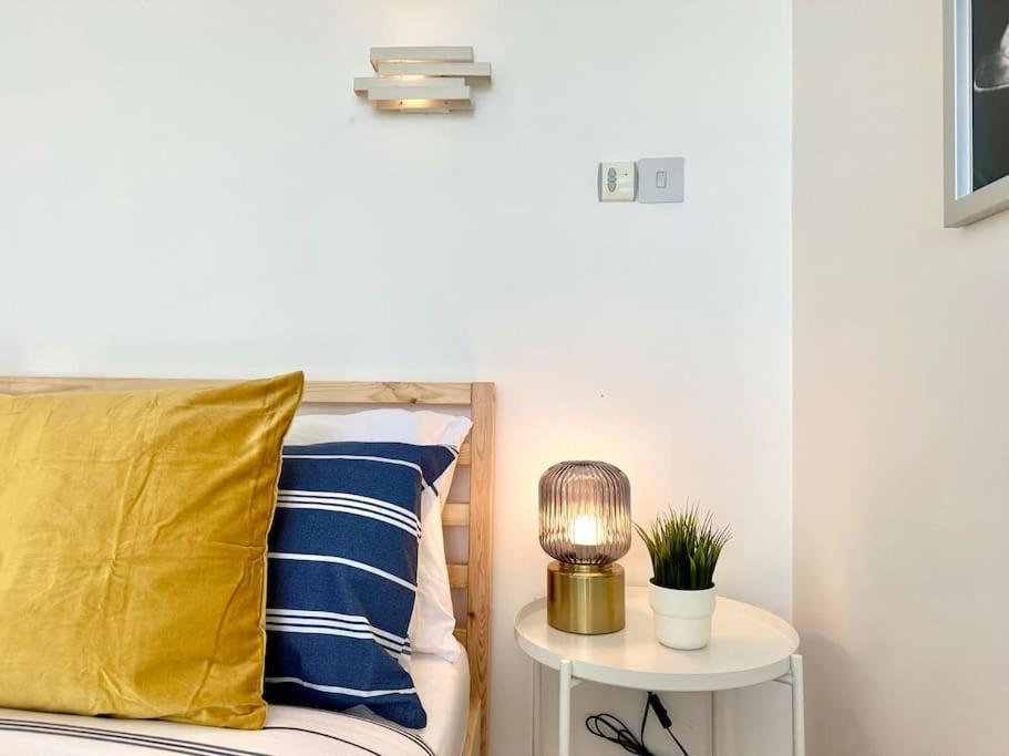 Stunning Panoramic Sea View Beach Location - Sleeps Up To 4 People - Free Parking - The Best Beach! - Great Location - Fast Wifi - Smart Tv - Newly Decorated - Sleeps Up To 4! Close To Bournemouth & Poole Town Centre & Sandbanks Экстерьер фото