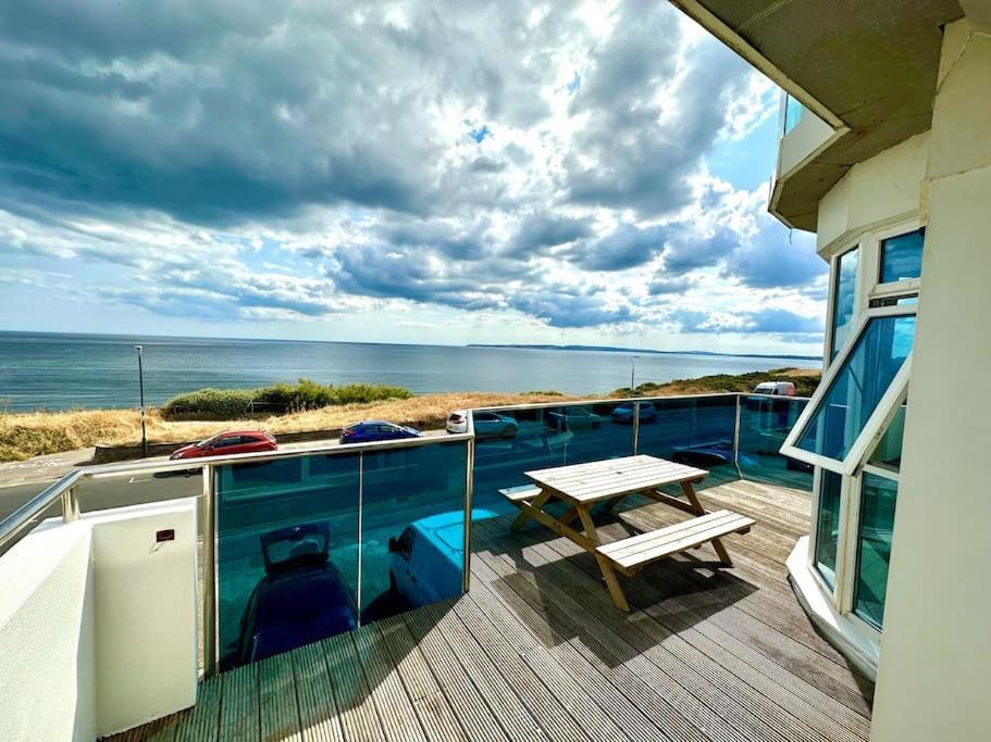 Stunning Panoramic Sea View Beach Location - Sleeps Up To 4 People - Free Parking - The Best Beach! - Great Location - Fast Wifi - Smart Tv - Newly Decorated - Sleeps Up To 4! Close To Bournemouth & Poole Town Centre & Sandbanks Экстерьер фото