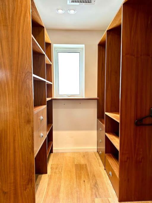 Stunning Panoramic Sea View Beach Location - Sleeps Up To 4 People - Free Parking - The Best Beach! - Great Location - Fast Wifi - Smart Tv - Newly Decorated - Sleeps Up To 4! Close To Bournemouth & Poole Town Centre & Sandbanks Экстерьер фото