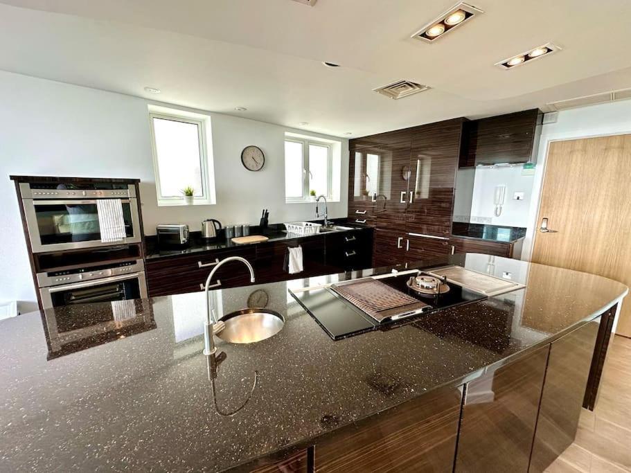 Stunning Panoramic Sea View Beach Location - Sleeps Up To 4 People - Free Parking - The Best Beach! - Great Location - Fast Wifi - Smart Tv - Newly Decorated - Sleeps Up To 4! Close To Bournemouth & Poole Town Centre & Sandbanks Экстерьер фото