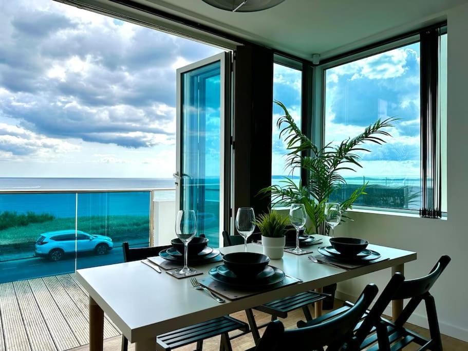 Stunning Panoramic Sea View Beach Location - Sleeps Up To 4 People - Free Parking - The Best Beach! - Great Location - Fast Wifi - Smart Tv - Newly Decorated - Sleeps Up To 4! Close To Bournemouth & Poole Town Centre & Sandbanks Экстерьер фото