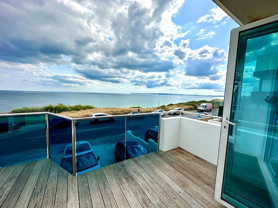 Stunning Panoramic Sea View Beach Location - Sleeps Up To 4 People - Free Parking - The Best Beach! - Great Location - Fast Wifi - Smart Tv - Newly Decorated - Sleeps Up To 4! Close To Bournemouth & Poole Town Centre & Sandbanks Экстерьер фото