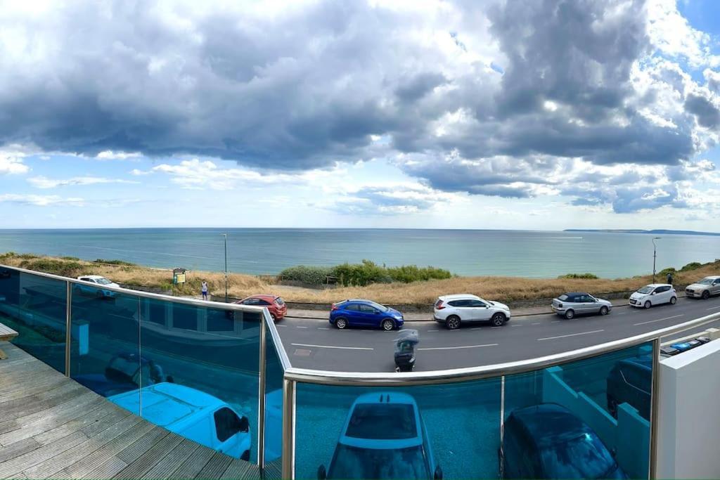 Stunning Panoramic Sea View Beach Location - Sleeps Up To 4 People - Free Parking - The Best Beach! - Great Location - Fast Wifi - Smart Tv - Newly Decorated - Sleeps Up To 4! Close To Bournemouth & Poole Town Centre & Sandbanks Экстерьер фото